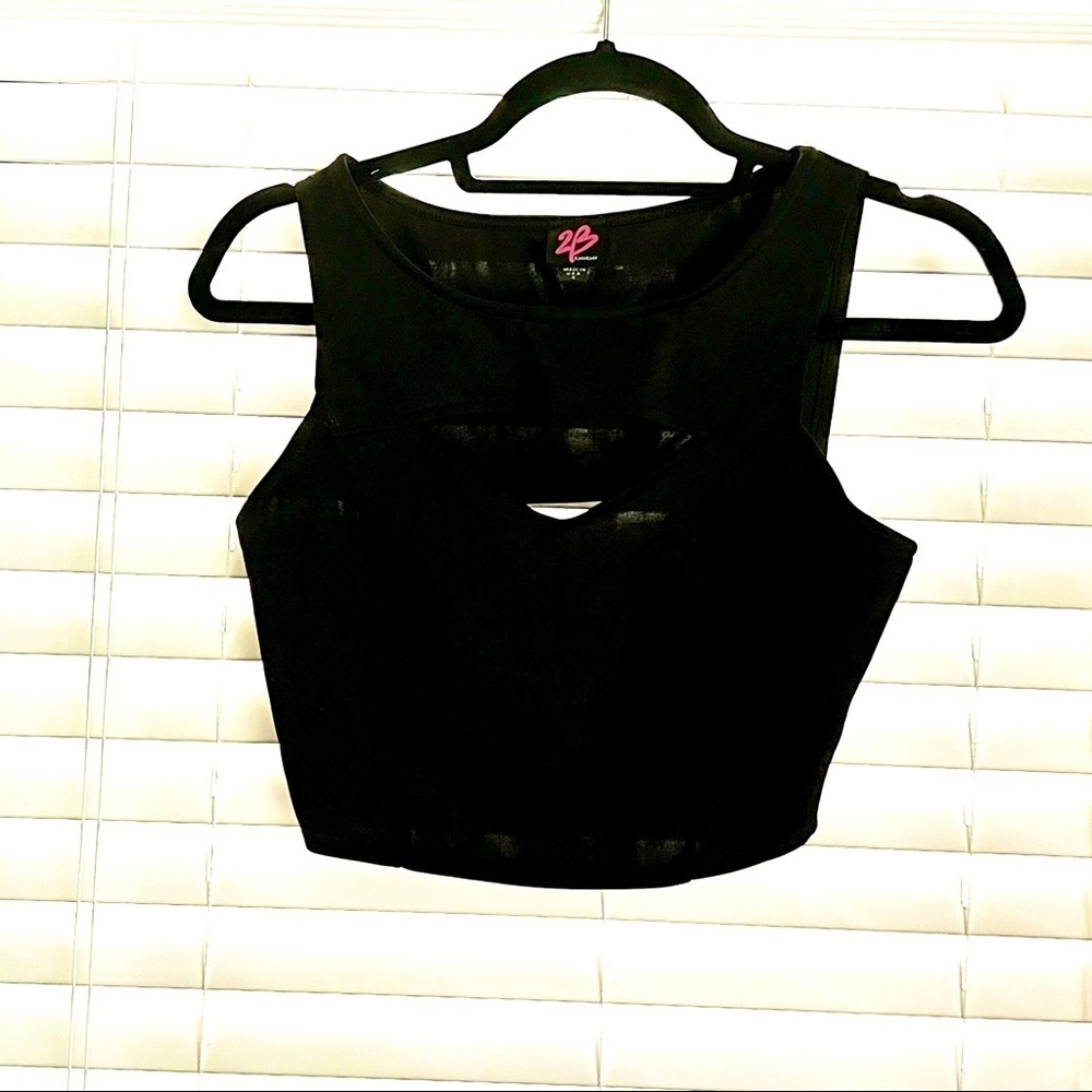 2B by Bebe Cut out Crop Top in a Sz S Cute! 🤩